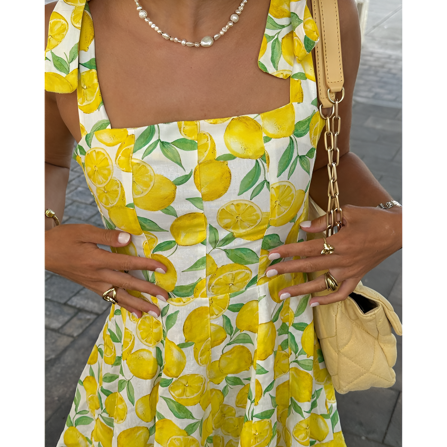 Mini sommerkjole til kvinder - Citronprint - Ærmeløs - Spaghettistropper